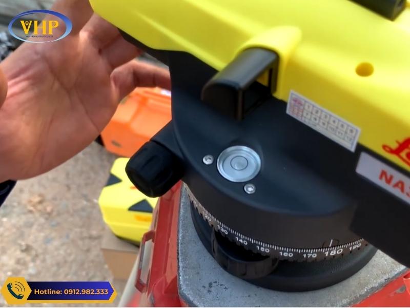 Bọt thủy máy thủy bình nằm giữa vòng tròn khống chế