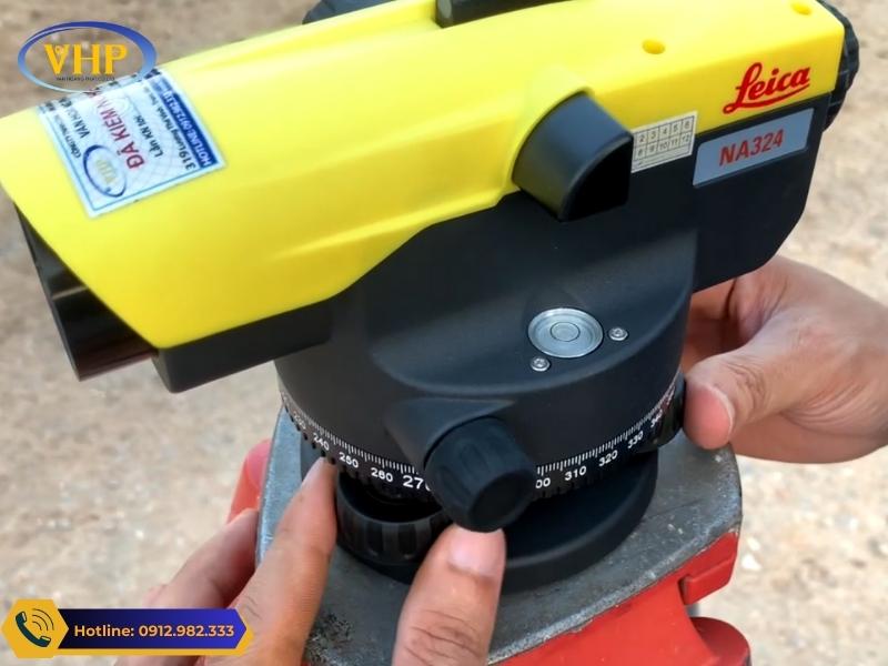 Sử dụng ốc cân máy để điều chỉnh bọt thủy vào giữa