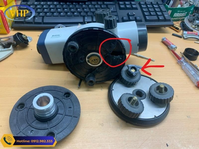 Việc máy bị mờ do rơi đổ hay ngập nước đều cần mang đến chuyên gia sửa chữa để xử lý