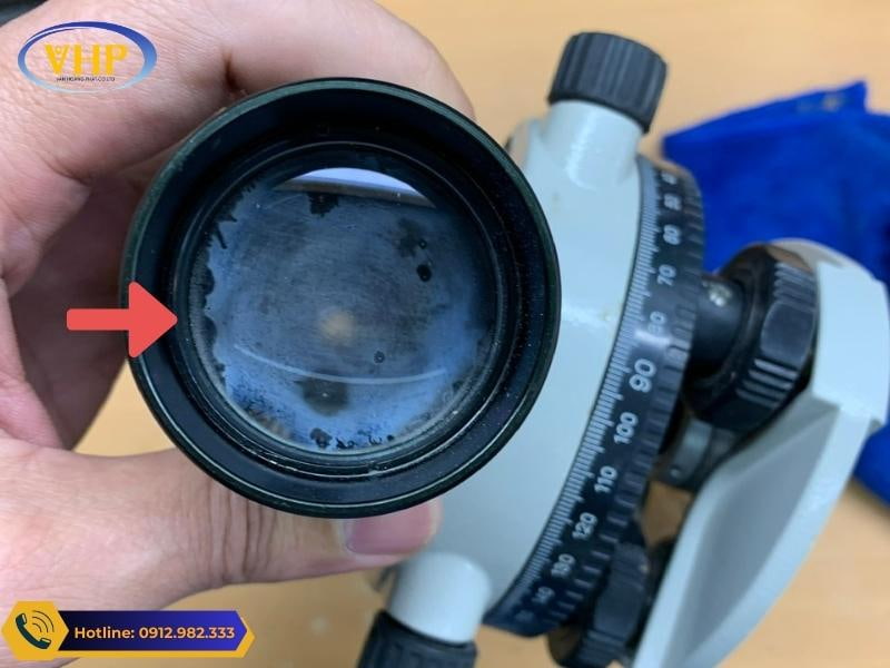 Ống kính máy thủy bình bị mờ do nước vào
