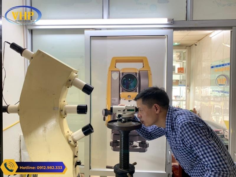 Công đoạn bảo quản và hiệu chỉnh máy thủy bình tại Trắc Địa Hoàng Phát