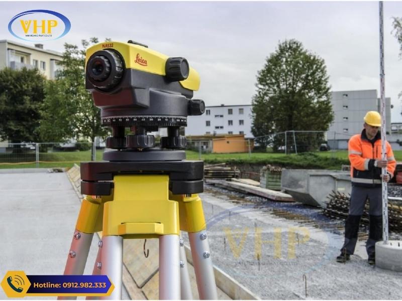 Máy thủy bình giúp xác định độ cao của từng vị trí trên bề mặt trái đất