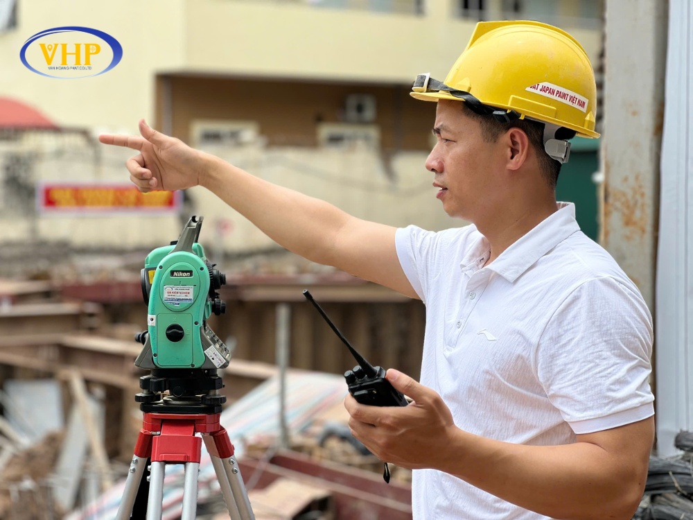 Kỹ sư Mr Nhì đang trực tiếp khảo sát và đo đạc tại hiện trường, với hơn 13 năm kinh nghiệm trong ngành trắc địa.