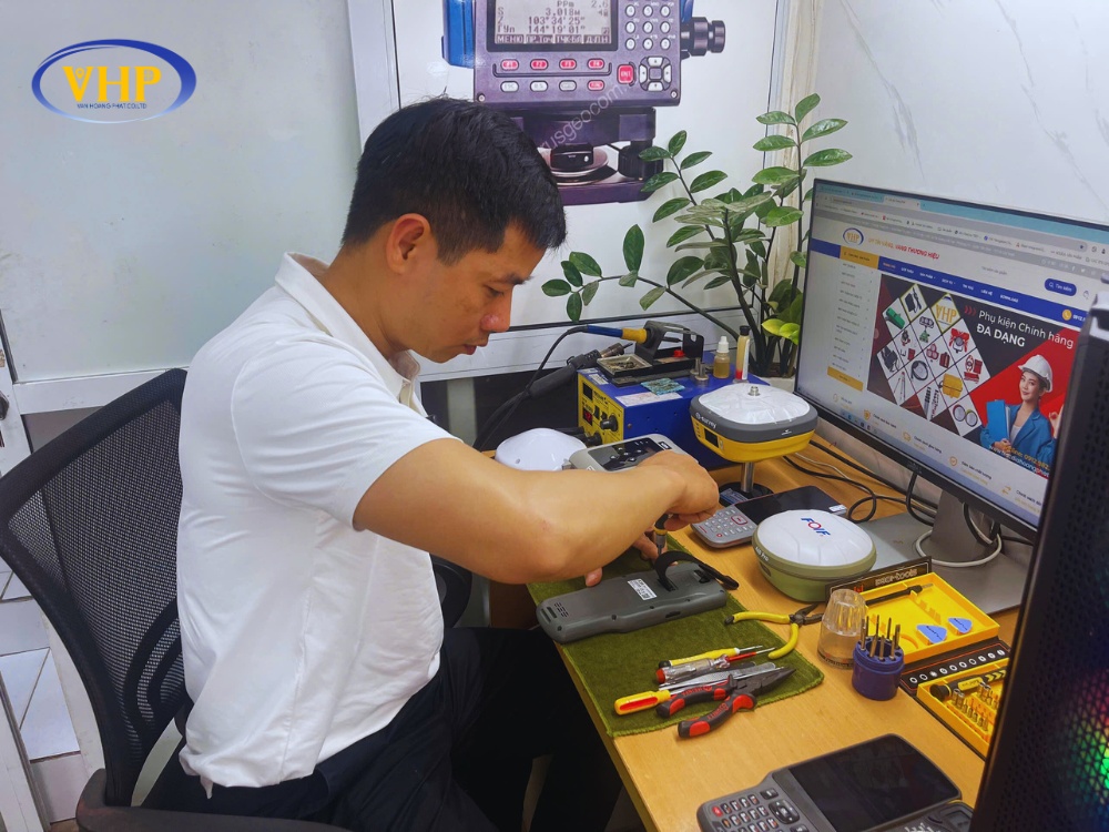 Mr. Nhì đang kiểm tra máy cũ trước khi gửi đến khách hàng